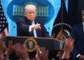 Donald Trump en la Casa Blanca mientras analistas observan la subida del precio del petróleo Brent en pantallas de trading
