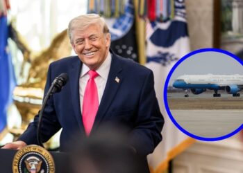 Donald Trump aborda el Air Force One en una pista de aterrizaje con agentes del Servicio Secreto a su alrededor
