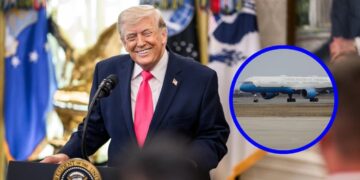 Donald Trump aborda el Air Force One en una pista de aterrizaje con agentes del Servicio Secreto a su alrededor