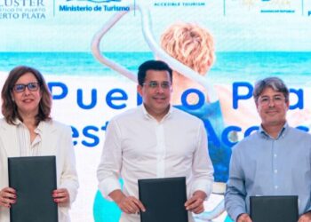Firma del convenio Puerto Plata Destino Accesible con representantes del Clúster Turístico, TRAVEGALI y el ministro David Collado