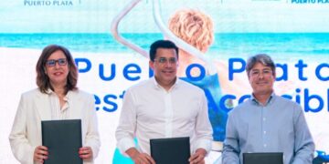 Firma del convenio Puerto Plata Destino Accesible con representantes del Clúster Turístico, TRAVEGALI y el ministro David Collado