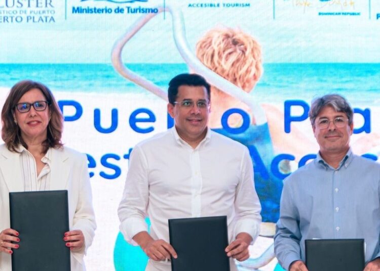 Firma del convenio Puerto Plata Destino Accesible con representantes del Clúster Turístico, TRAVEGALI y el ministro David Collado
