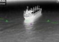 Buque portacontenedores ruso escorado y hundiéndose en aguas del Mar Negro tras ataque