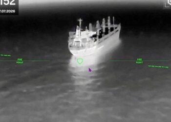 Buque portacontenedores ruso escorado y hundiéndose en aguas del Mar Negro tras ataque