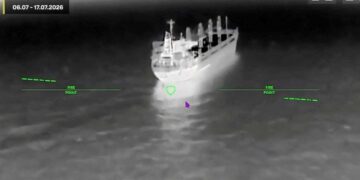 Buque portacontenedores ruso escorado y hundiéndose en aguas del Mar Negro tras ataque