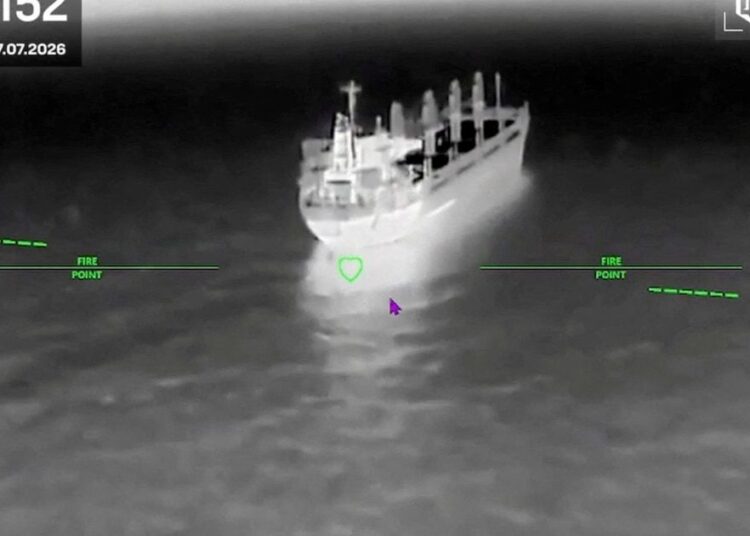 Buque portacontenedores ruso escorado y hundiéndose en aguas del Mar Negro tras ataque