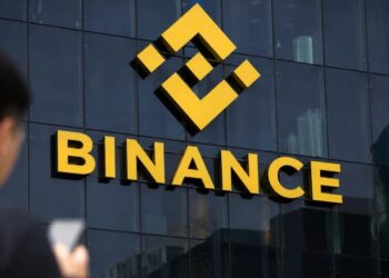 Pantalla con gráficos de criptomonedas y logo de Binance en dispositivo móvil
