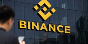 Pantalla con gráficos de criptomonedas y logo de Binance en dispositivo móvil