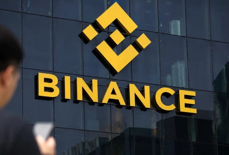 Pantalla con gráficos de criptomonedas y logo de Binance en dispositivo móvil