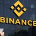 Pantalla con gráficos de criptomonedas y logo de Binance en dispositivo móvil