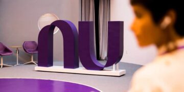 Sede de Nu Holdings, matriz de Nubank, con logo de la fintech en fachada durante presentación de resultados financieros