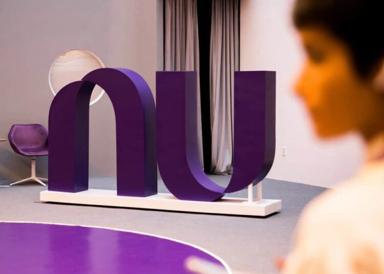 Sede de Nu Holdings, matriz de Nubank, con logo de la fintech en fachada durante presentación de resultados financieros