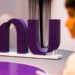 Sede de Nu Holdings, matriz de Nubank, con logo de la fintech en fachada durante presentación de resultados financieros