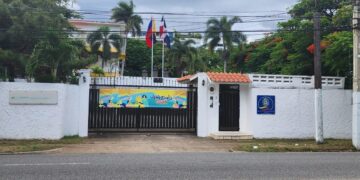 Banderas de Venezuela y República Dominicana durante anuncio de normalización diplomática