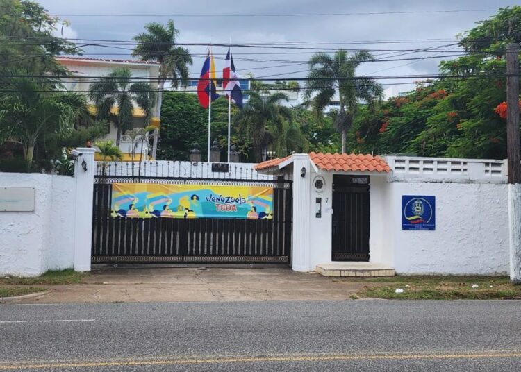 Banderas de Venezuela y República Dominicana durante anuncio de normalización diplomática
