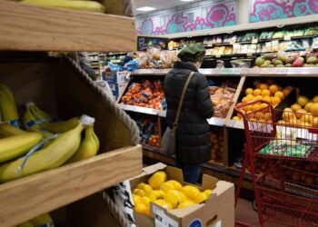 Consumidores en un centro comercial de Estados Unidos con bolsas de compras en julio 2025