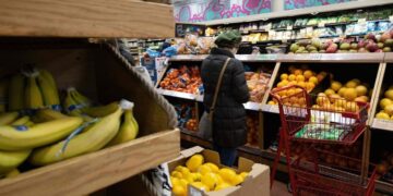Consumidores en un centro comercial de Estados Unidos con bolsas de compras en julio 2025