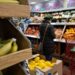 Consumidores en un centro comercial de Estados Unidos con bolsas de compras en julio 2025