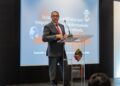Consultor Víctor Bautista exponiendo sobre inteligencia artificial para pymes en Santiago, República Dominicana