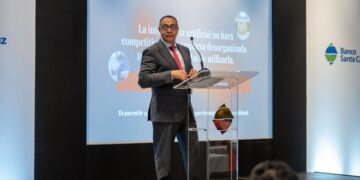 Consultor Víctor Bautista exponiendo sobre inteligencia artificial para pymes en Santiago, República Dominicana