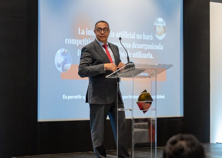 Consultor Víctor Bautista exponiendo sobre inteligencia artificial para pymes en Santiago, República Dominicana