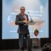 Consultor Víctor Bautista exponiendo sobre inteligencia artificial para pymes en Santiago, República Dominicana
