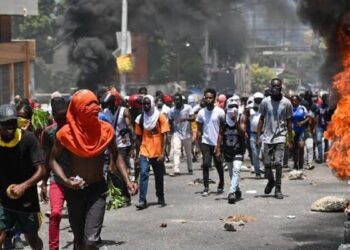 Efectivos de seguridad en una calle de Puerto Príncipe, Haití, durante operativo contra pandillas en 2026