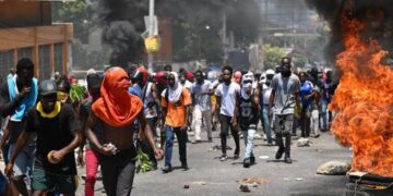 Efectivos de seguridad en una calle de Puerto Príncipe, Haití, durante operativo contra pandillas en 2026