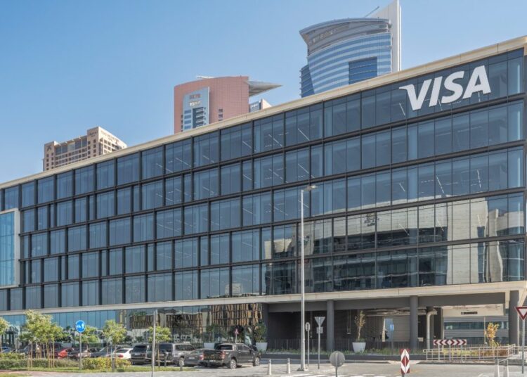 Logo de Visa junto a representación visual de seguridad digital y detección de fraude con inteligencia artificial