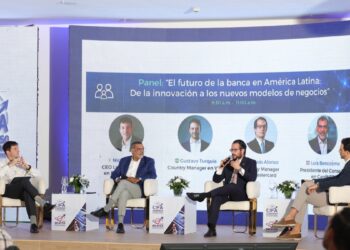 Ejecutivos de Visa, Mastercard y CardNET en panel sobre banca digital durante el CIFA 2025 en República Dominicana