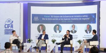 Ejecutivos de Visa, Mastercard y CardNET en panel sobre banca digital durante el CIFA 2025 en República Dominicana