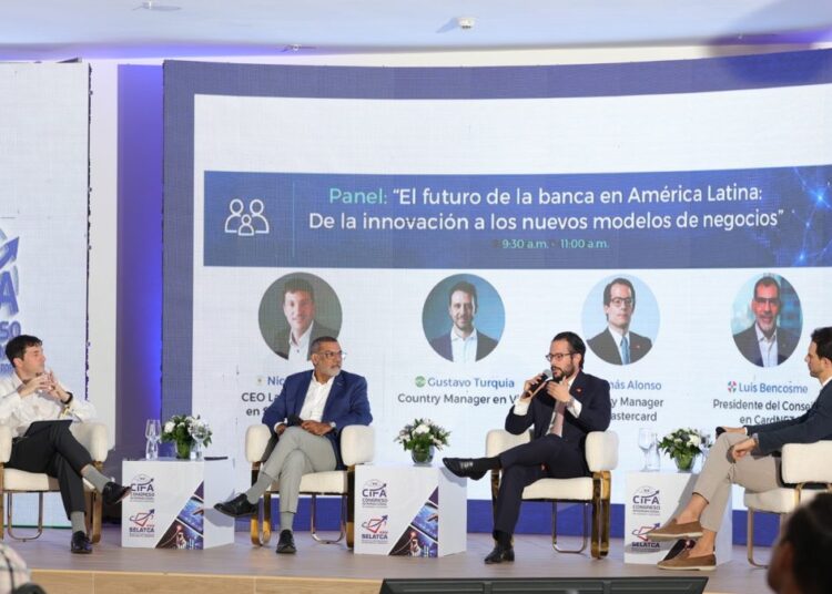 Ejecutivos de Visa, Mastercard y CardNET en panel sobre banca digital durante el CIFA 2025 en República Dominicana
