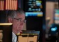 Pantalla del Nasdaq en Times Square mostrando ganancias bursátiles lideradas por Nvidia y el sector de semiconductores