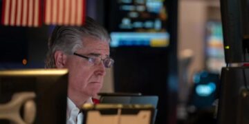 Pantalla del Nasdaq en Times Square mostrando ganancias bursátiles lideradas por Nvidia y el sector de semiconductores