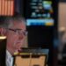Pantalla del Nasdaq en Times Square mostrando ganancias bursátiles lideradas por Nvidia y el sector de semiconductores