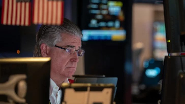 Pantalla del Nasdaq en Times Square mostrando ganancias bursátiles lideradas por Nvidia y el sector de semiconductores