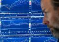 Pantalla del NYSE mostrando el cierre en rojo del Dow Jones el 20 de agosto de 2026