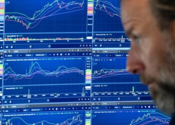 Pantalla del NYSE mostrando el cierre en rojo del Dow Jones el 20 de agosto de 2026