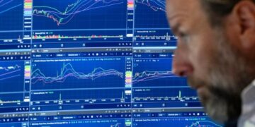 Pantalla del NYSE mostrando el cierre en rojo del Dow Jones el 20 de agosto de 2026