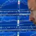 Pantalla del NYSE mostrando el cierre en rojo del Dow Jones el 20 de agosto de 2026