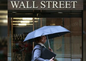Pantalla electrónica en la Bolsa de Nueva York mostrando caídas del Dow Jones, S&P 500 y Nasdaq al cierre del viernes