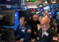Pantalla de la Bolsa de Nueva York mostrando caídas semanales en el Nasdaq, S&P 500 y Dow Jones el 21 de agosto de 2026