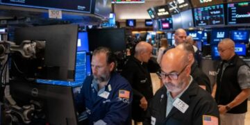 Pantalla de la Bolsa de Nueva York mostrando caídas semanales en el Nasdaq, S&P 500 y Dow Jones el 21 de agosto de 2026