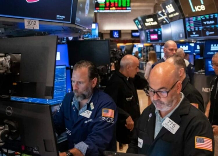 Pantalla de la Bolsa de Nueva York mostrando caídas semanales en el Nasdaq, S&P 500 y Dow Jones el 21 de agosto de 2026