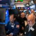 Pantalla de la Bolsa de Nueva York mostrando caídas semanales en el Nasdaq, S&P 500 y Dow Jones el 21 de agosto de 2026