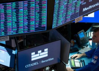 Pantalla del índice Nasdaq en la Bolsa de Valores de Nueva York mostrando ganancias el 25 de agosto de 2026