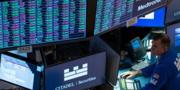 Pantalla del índice Nasdaq en la Bolsa de Valores de Nueva York mostrando ganancias el 25 de agosto de 2026