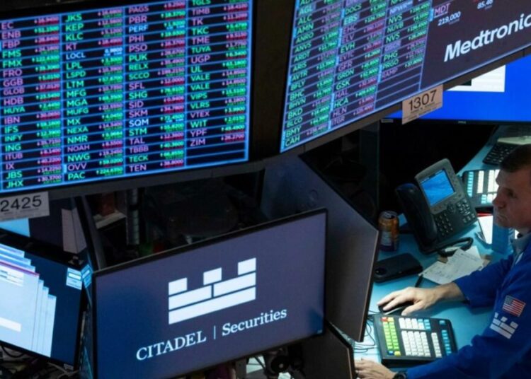 Pantalla del índice Nasdaq en la Bolsa de Valores de Nueva York mostrando ganancias el 25 de agosto de 2026