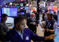 Pantallas con cotizaciones bursátiles en el piso de la Bolsa de Nueva York durante una jornada alcista del Nasdaq