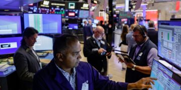 Pantallas con cotizaciones bursátiles en el piso de la Bolsa de Nueva York durante una jornada alcista del Nasdaq